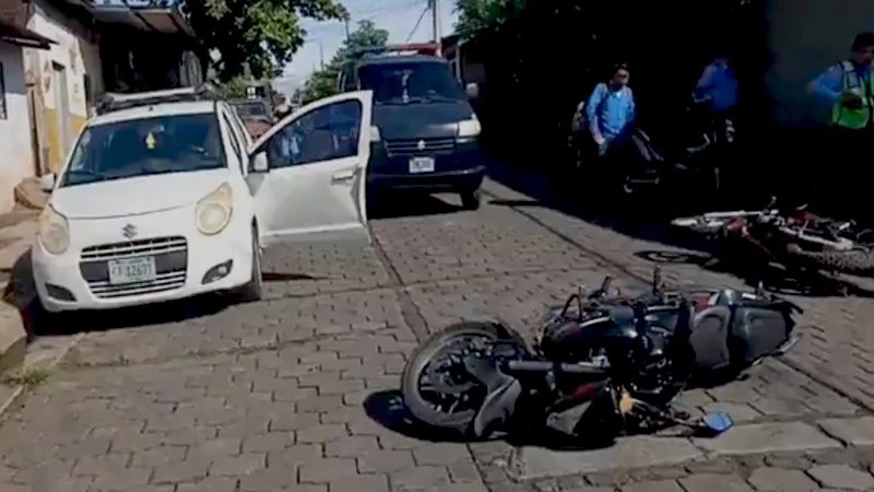 Colisión entre un vehículo y una moto dejó un lesionado en Juigalpa