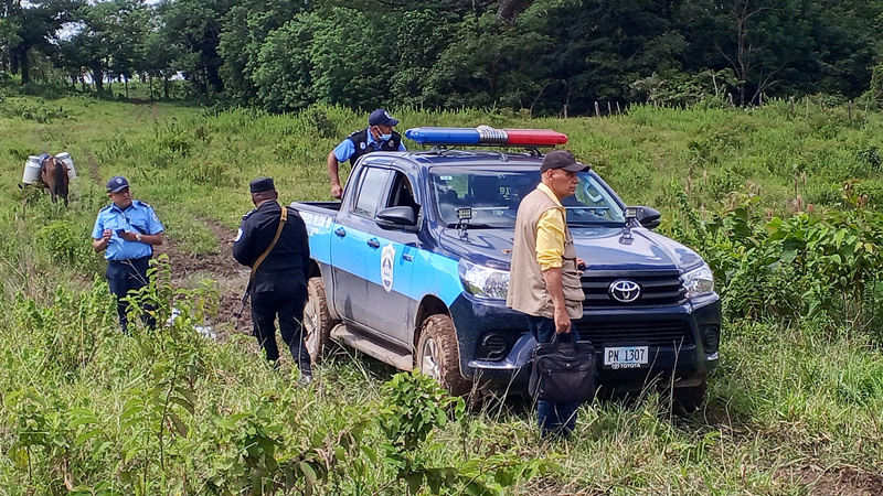 Oficiales de la Policía de Chontales junto al médico forense realizan las debidas investigaciones. 